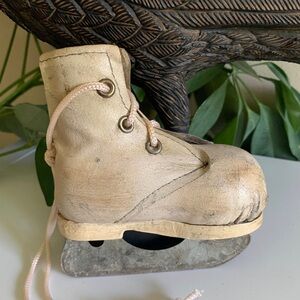 Vintage Leather Skate Deco